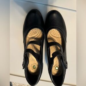 Black Earth Origins pumps Size 10…like new